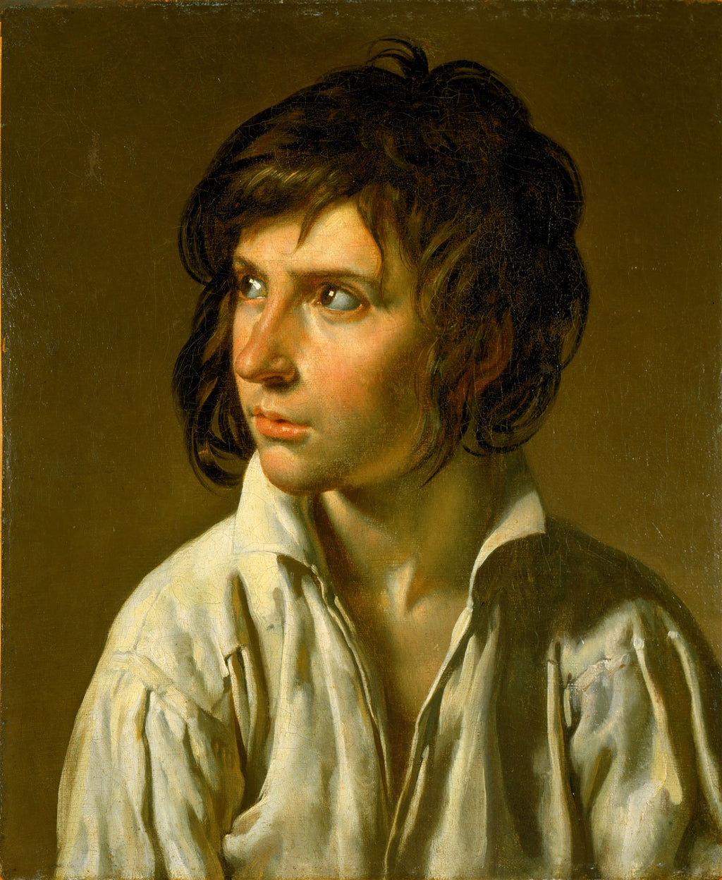 Retrato de um jovem de cabelos castanhos ondulados, olhando para cima e para a direita com uma expressão pensativa e melancólica. Ele veste uma camisa branca simples e está sobre um fundo marrom escuro. A obra é atribuída a Anne-Louis Girodet.