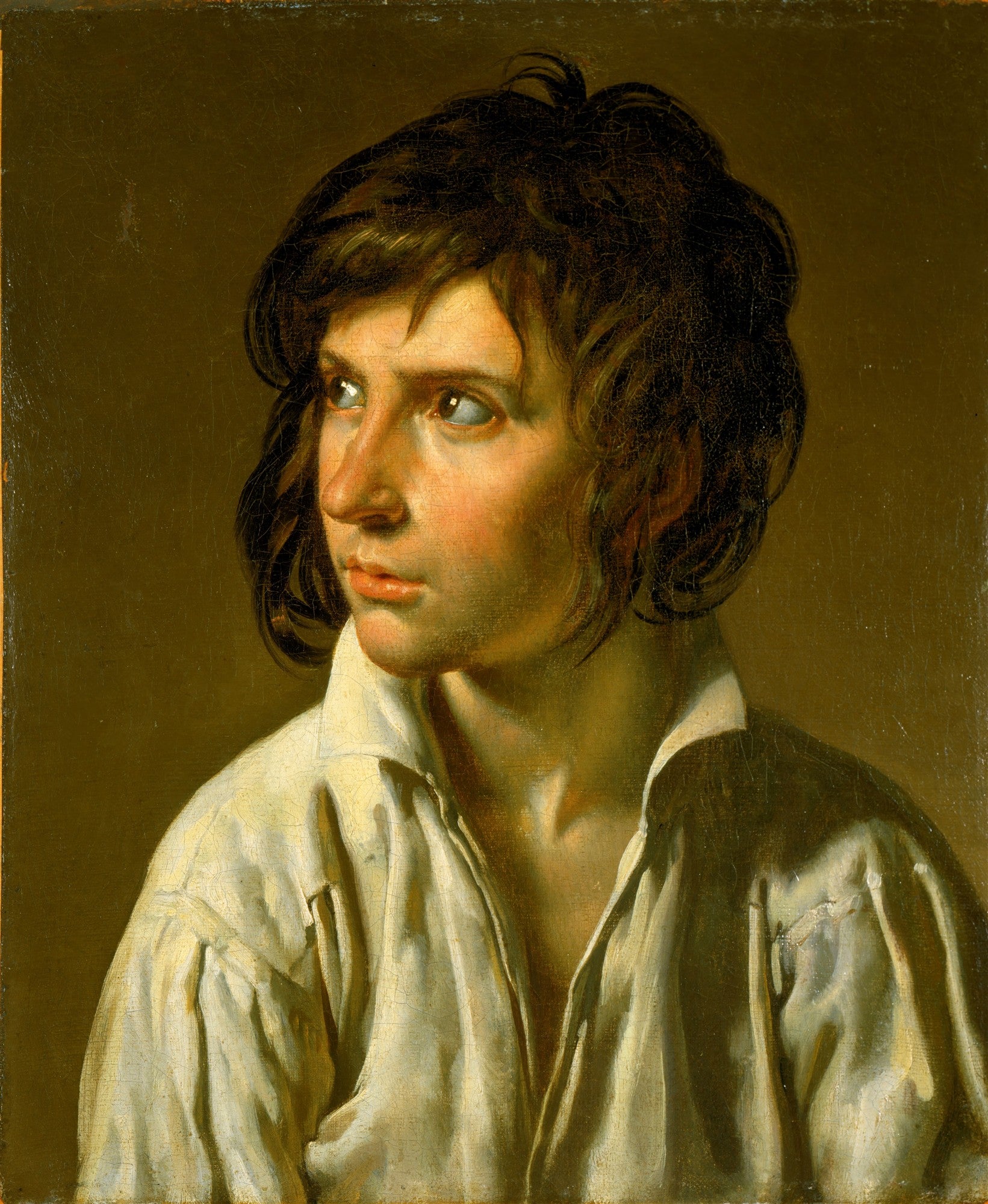Retrato de um jovem de cabelos castanhos ondulados, olhando para cima e para a direita com uma expressão pensativa e melancólica. Ele veste uma camisa branca simples e está sobre um fundo marrom escuro. A obra é atribuída a Anne-Louis Girodet.