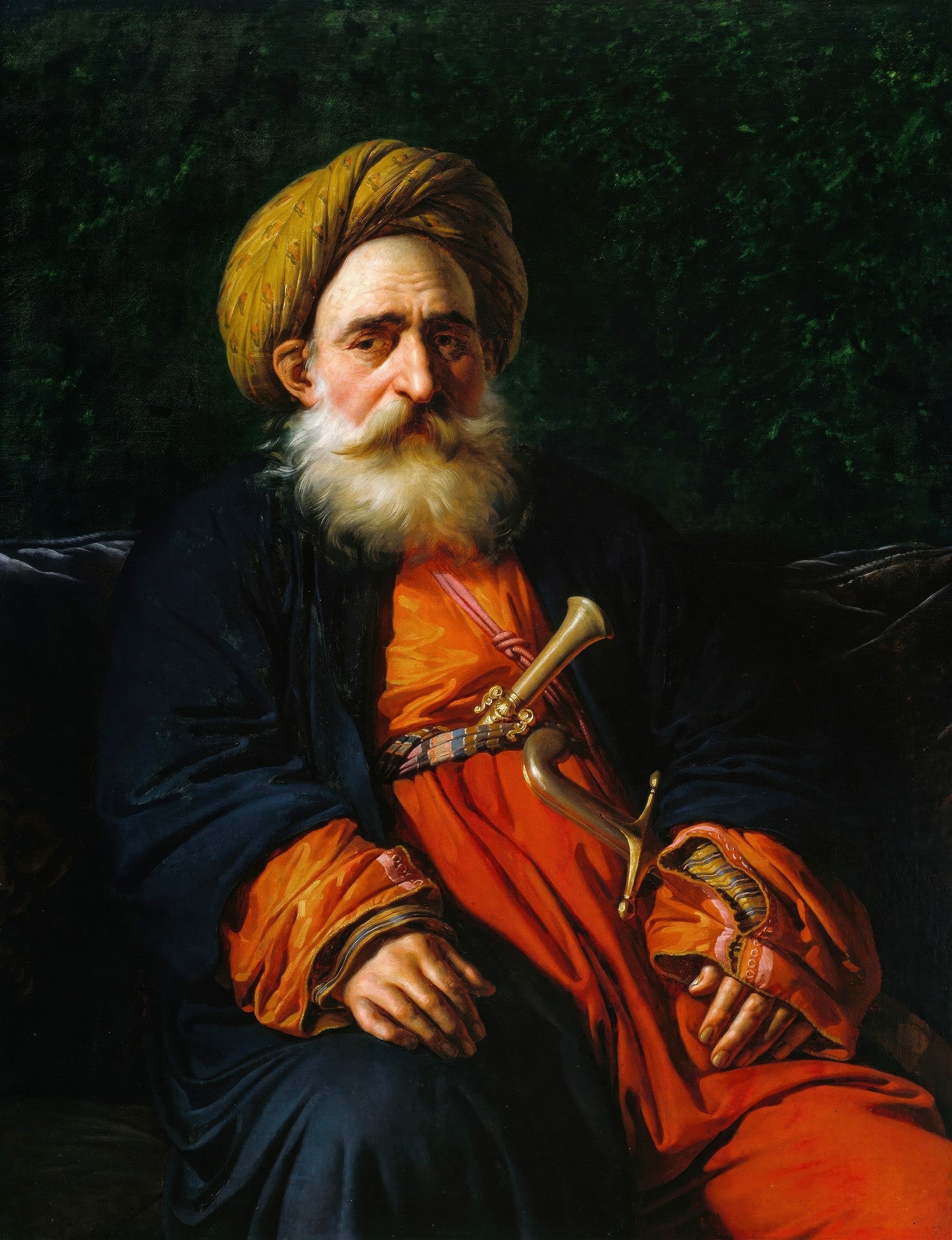 Retrato em óleo de um homem oriental de meia-idade, com turbante amarelo, barba branca longa e vestes vibrantes em laranja e azul escuro, segurando uma adaga.
