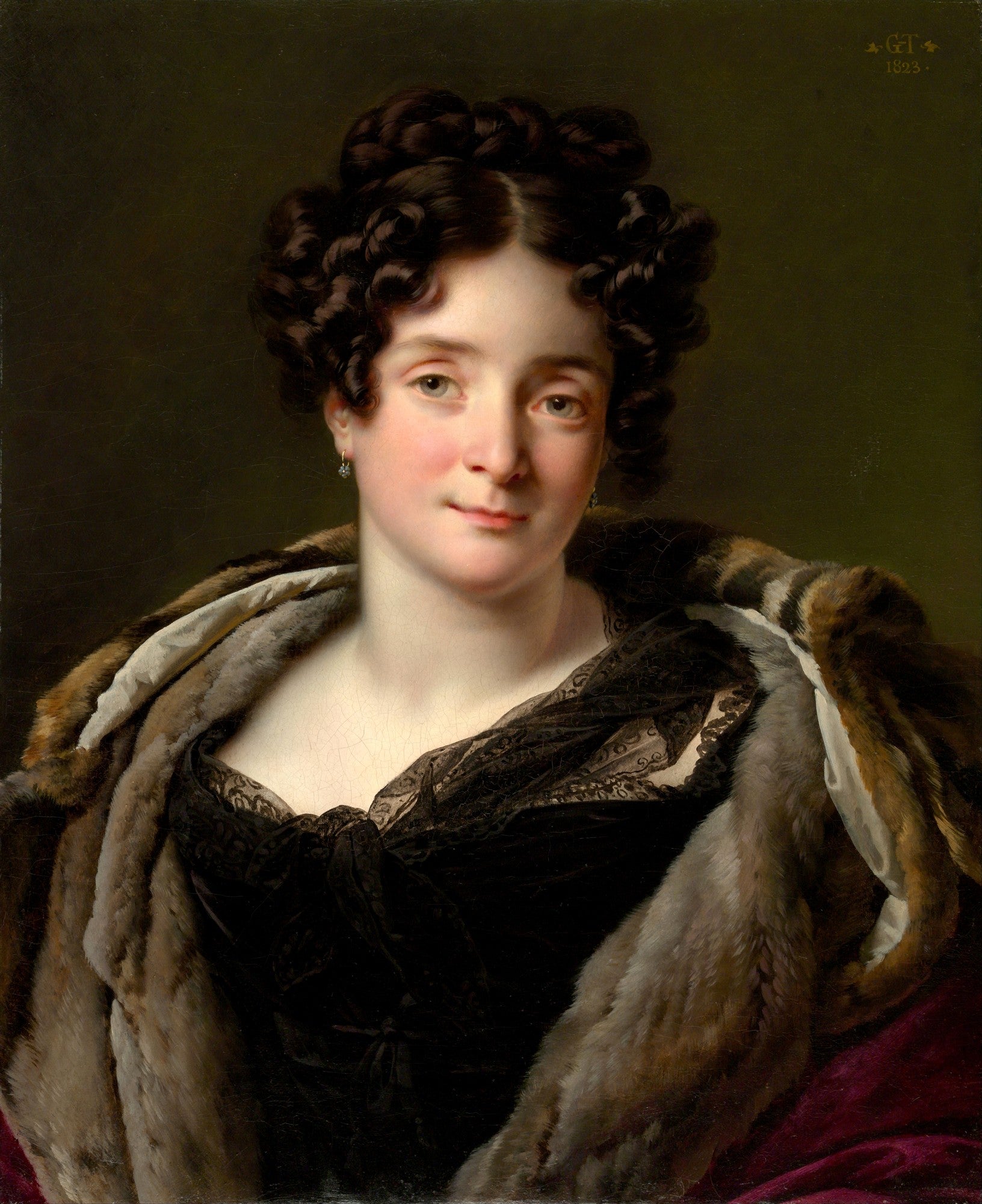 Retrato de uma mulher jovem de cabelos castanhos cacheados, vestindo um robe de pele e renda preta, com fundo escuro. Atribuído a Anne-Louis Girodet.
