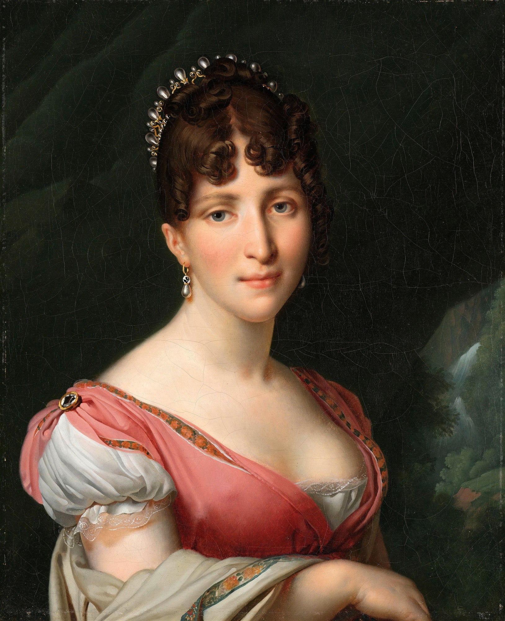 Retrato de uma mulher jovem, com cabelo castanho escuro e encaracolado adornado com pérolas, vestindo um vestido rosa com detalhes brancos e dourados, em um fundo escuro com elementos de paisagem verde.