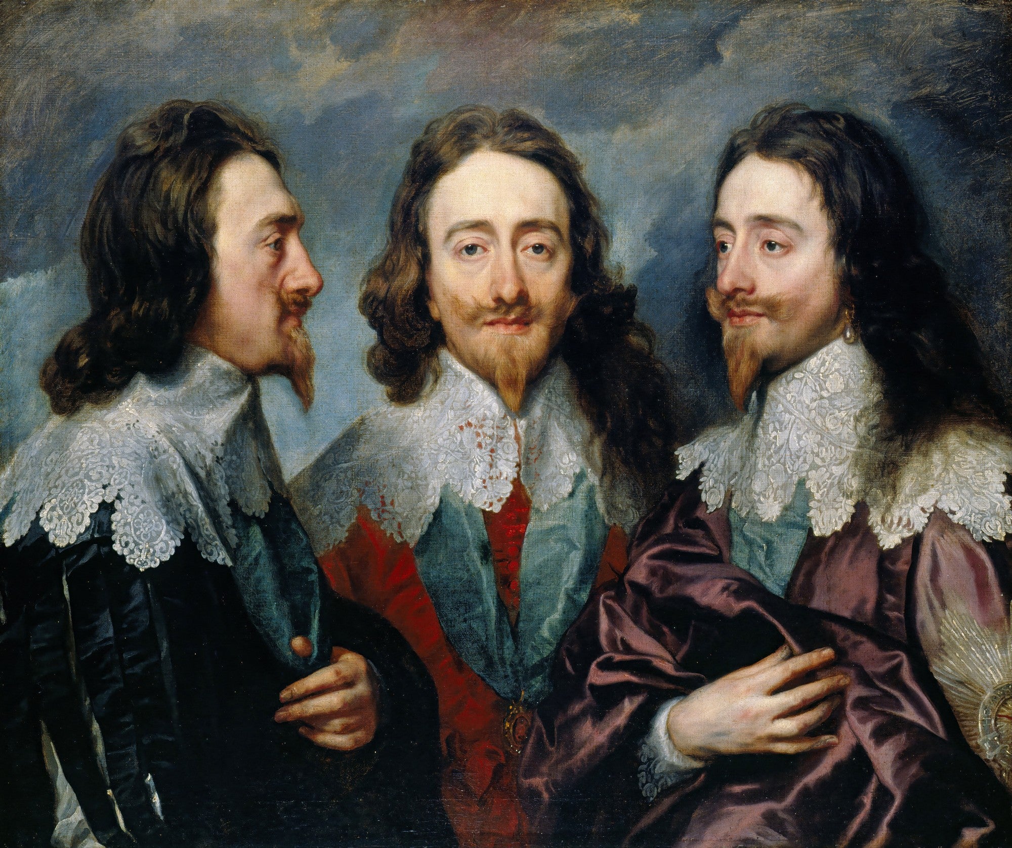 Quadro 'Charles I in Three Positions' de Anthony van Dyck, mostrando o rei em três ângulos diferentes: perfil esquerdo, frontal e perfil direito, com ricos detalhes de vestuário e golas de renda branca. Pintura a óleo com fundo escuro e nuvens.