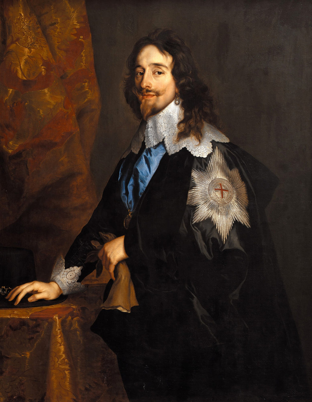 Retrato do Rei Carlos I da Inglaterra por Anthony van Dyck, exibindo o monarca com vestes reais escuras, gola de renda branca e uma expressão séria, em um fundo escuro com cortina dourada.