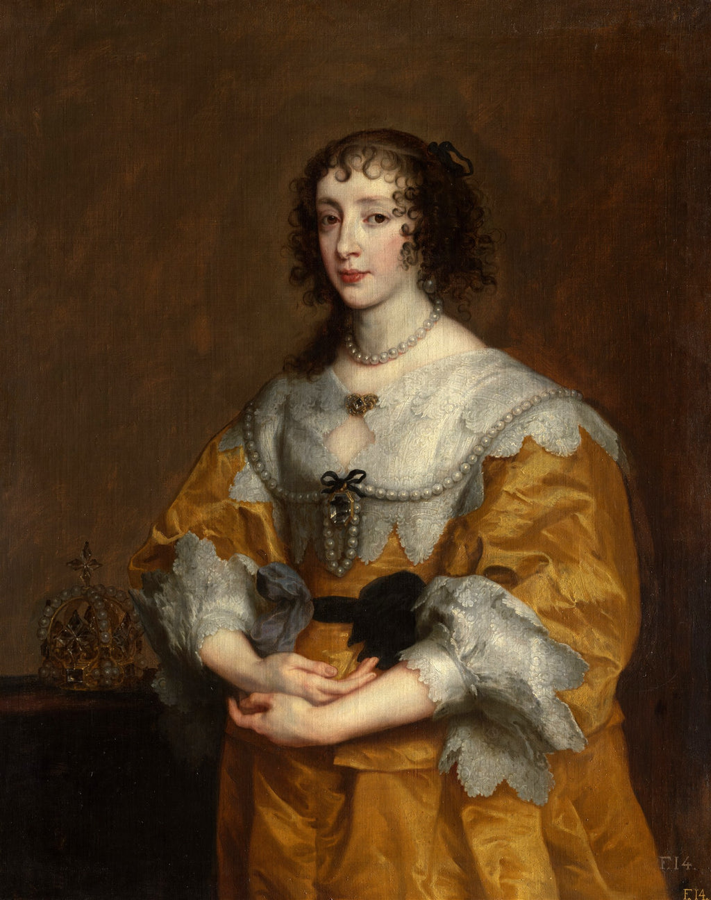 Retrato de uma mulher jovem do século XVII com cabelo cacheado escuro, vestindo um vestido amarelo-dourado e branco rendado, com colar e broche de pérolas, e uma coroa dourada detalhada ao seu lado.