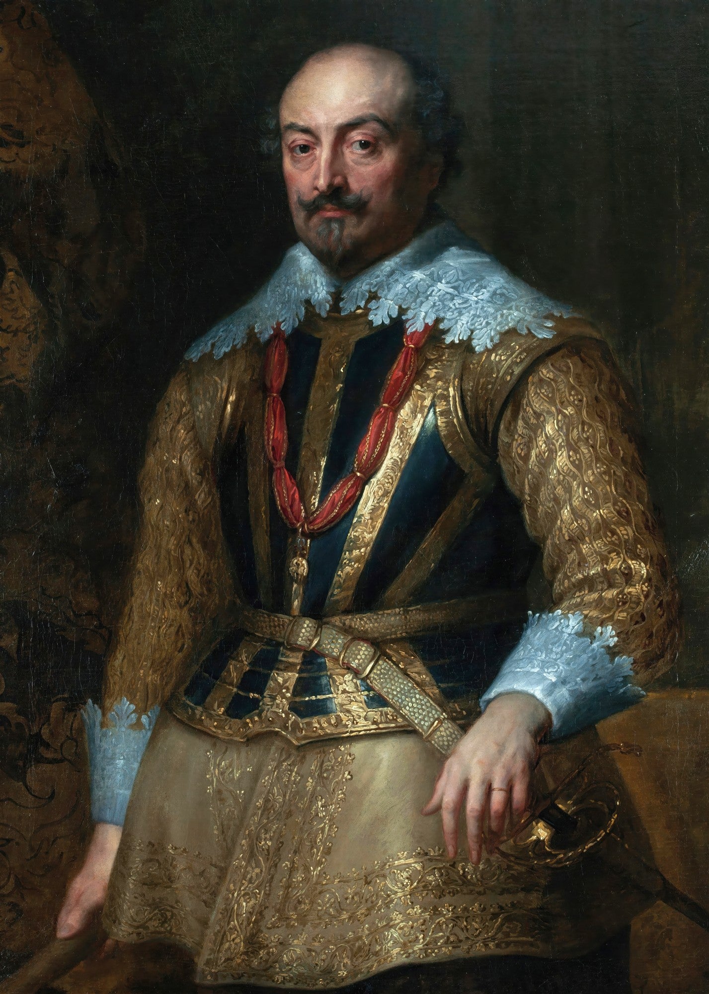 Retrato de um homem com bigode e cavanhaque, vestindo roupas suntuosas da era barroca, com gola e punhos de renda branca. Ele olha diretamente para frente, com uma expressão séria e pensativa. O fundo é escuro, realçando a figura.