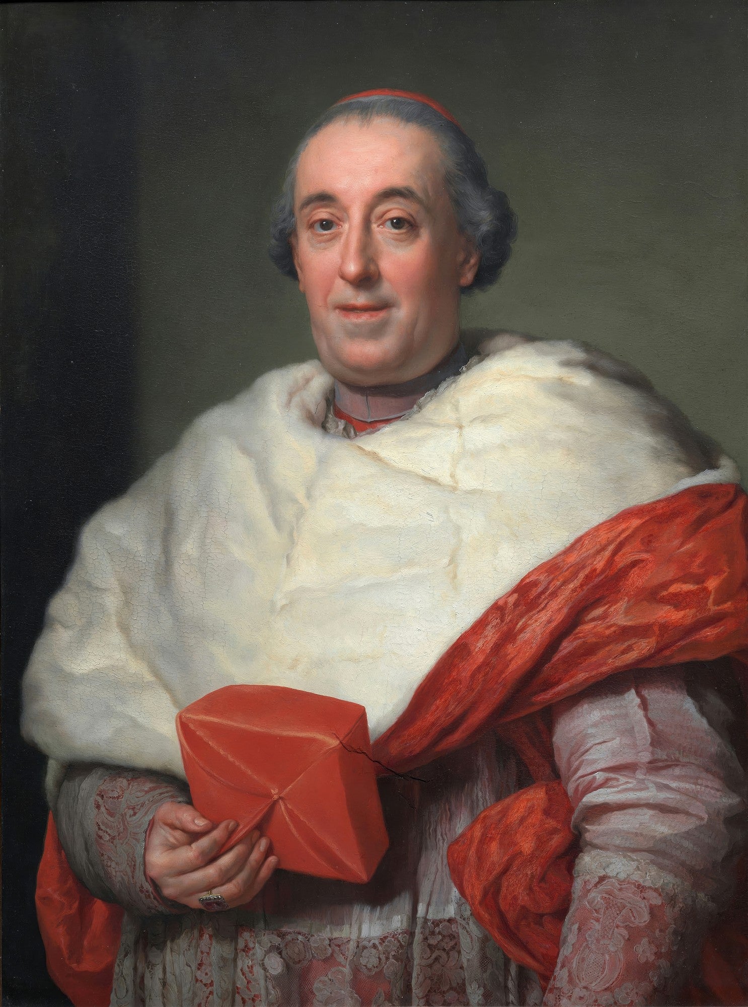 Retrato de um cardeal de meia-idade, com vestes eclesiásticas vermelhas e brancas, segurando um objeto vermelho. A obra é atribuída a Anton Raphael Mengs.