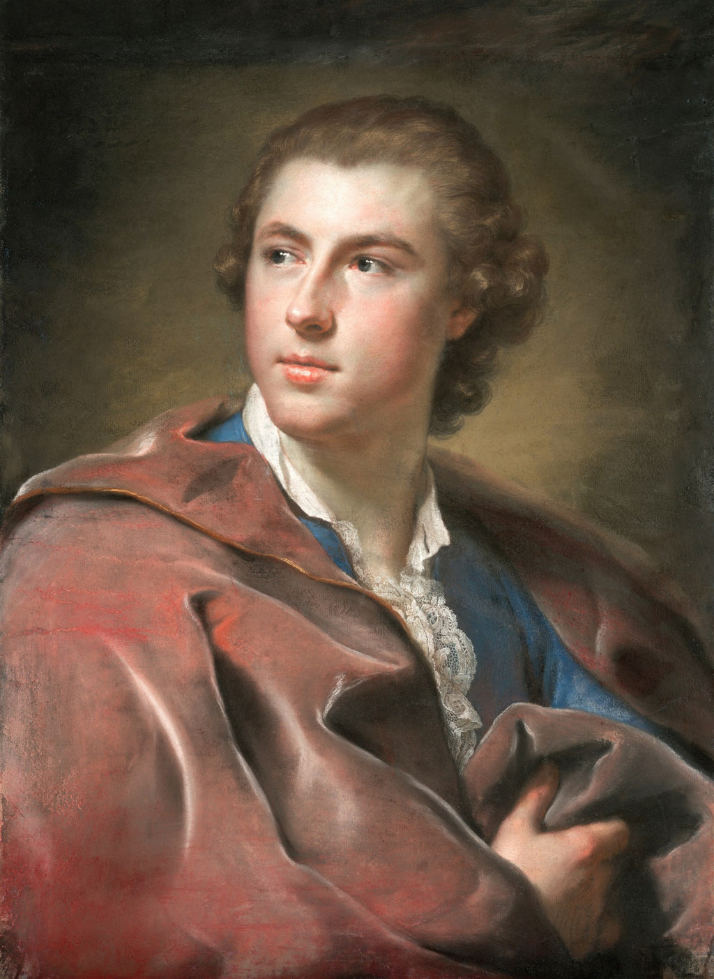 Retrato de um jovem cavalheiro, atribuído a Anton Raphael Mengs, com um semblante sereno e vestindo um manto cor de vinho. A imagem possui um fundo escuro e detalhes finos nos cachos e na renda da camisa.