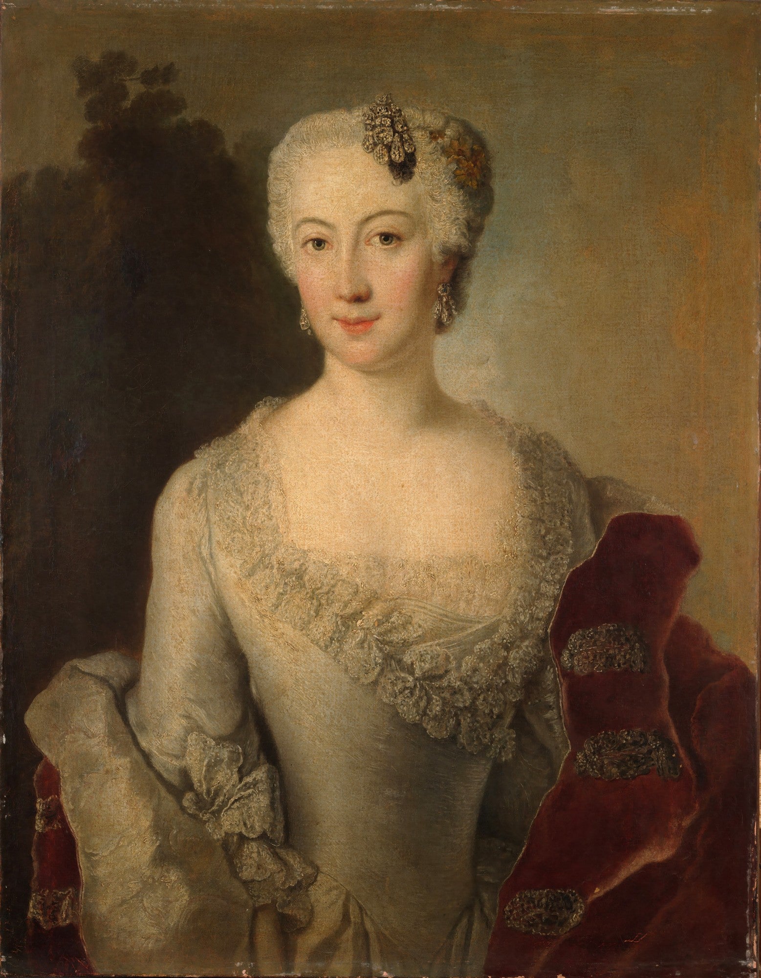 Retrato de uma dama com cabelo branco, brincos e broche de diamante, vestindo um vestido cinza claro com renda e um manto vermelho, atribuído a Anton Raphael Mengs.