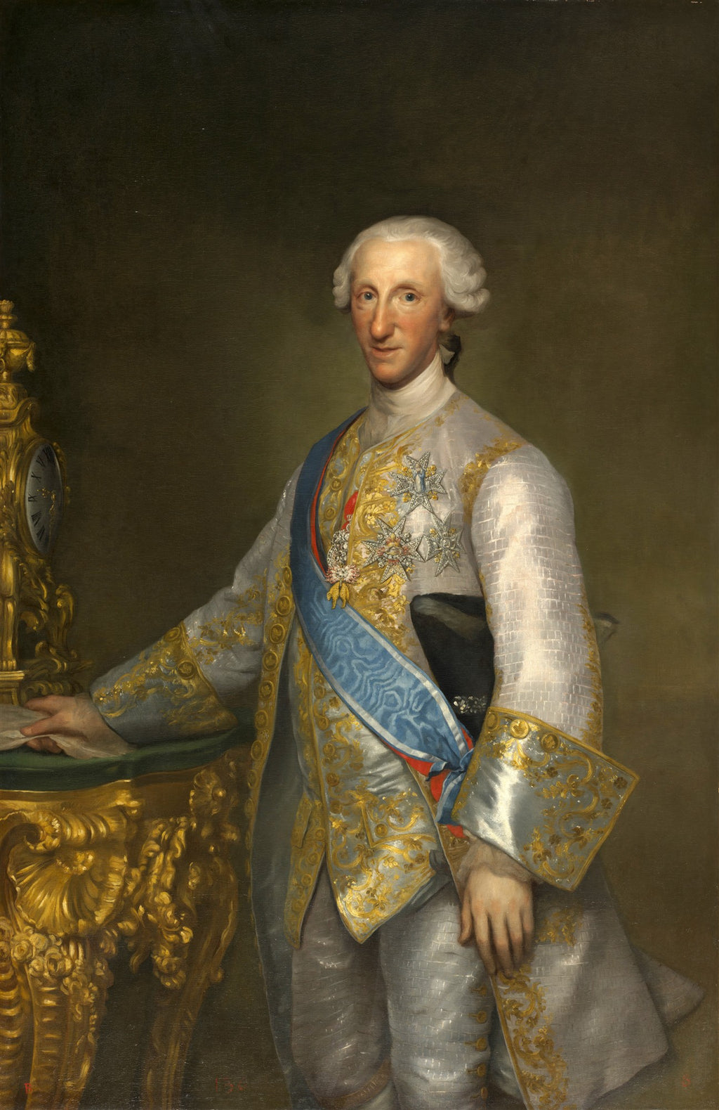 Retrato de Carlos III, Rei da Espanha, pintado por Anton Raphael Mengs. O rei está de corpo inteiro, vestido com um casaco cinza ricamente bordado em ouro, uma faixa azul e condecorações. Ele tem cabelos brancos e uma expressão séria, apoiando a mão esquerda em uma mesa dourada com um relógio.