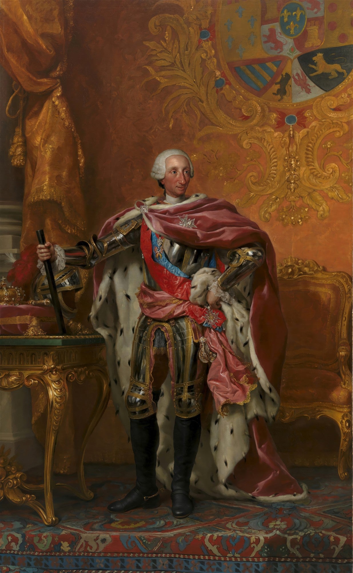Retrato de corpo inteiro de Carlos III, Rei da Espanha, pintado por Anton Raphael Mengs. O monarca está vestido com trajes reais suntuosos, armadura dourada e uma capa vermelha forrada de arminho, segurando um bastão de comando. Ao fundo, cortinas douradas e um brasão de armas. O estilo é neoclássico, com riqueza de detalhes e cores vibrantes, em uma pose imponente.