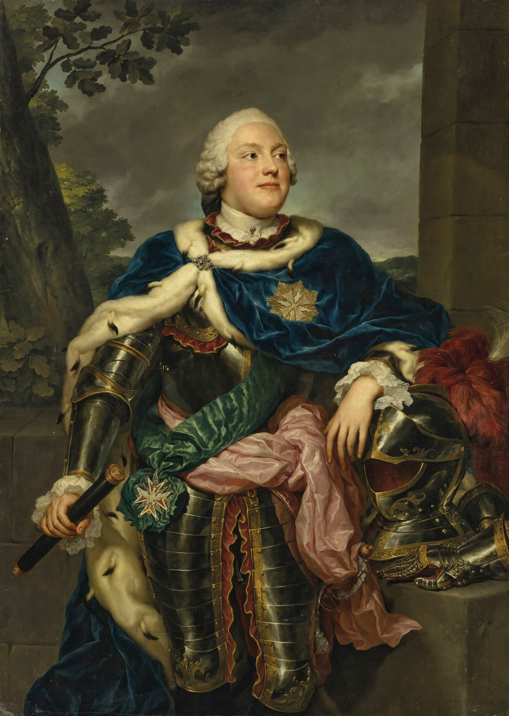Retrato de Christian VII da Dinamarca, de Anton Raphael Mengs. O jovem rei usa uma peruca branca, casaco de veludo azul com detalhes em pele e armadura dourada e prateada. Ele segura um bastão e um elmo está ao seu lado. O fundo é um céu nublado com árvores e uma estrutura de pedra.