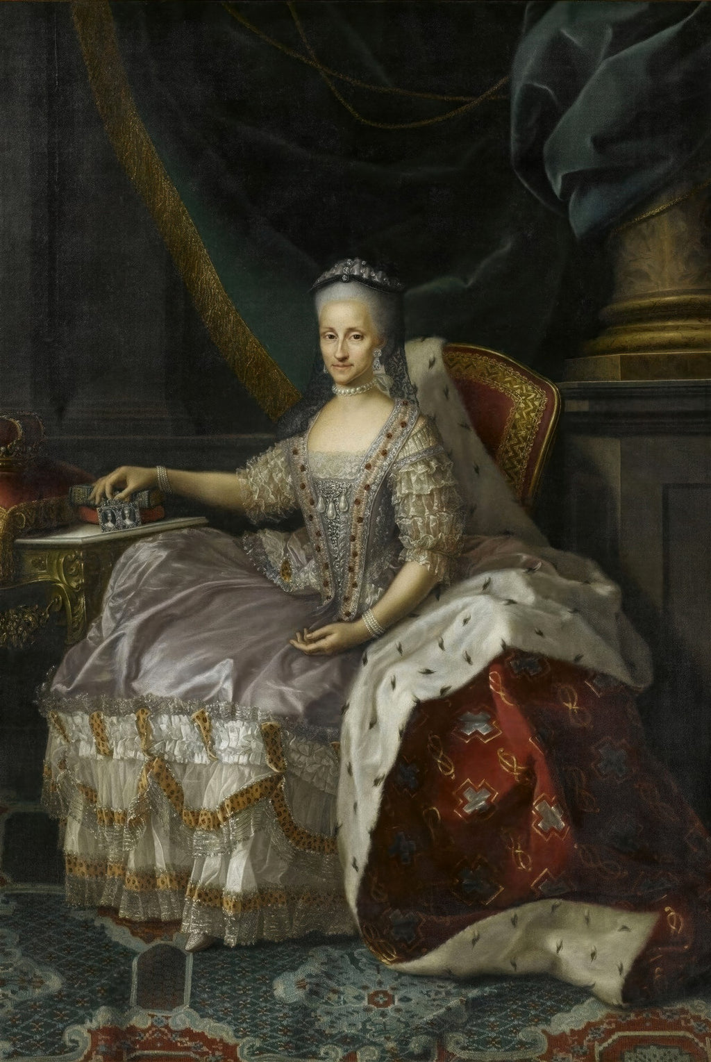 Retrato de Maria Amália de Saxe, Rainha da Espanha, pintado por Anton Raphael Mengs. A rainha senta-se em uma cadeira ricamente adornada, usando um vestido elegante e uma coroa, em um ambiente régio.