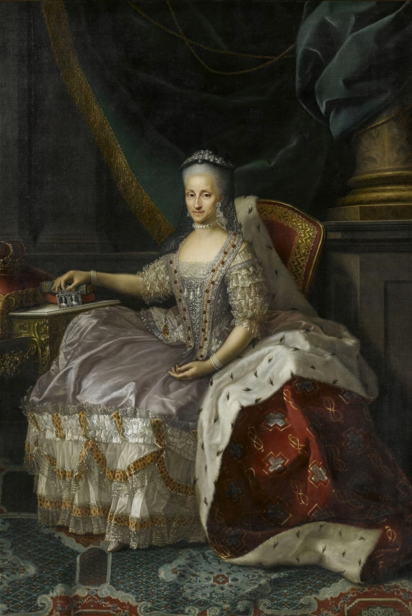 Retrato de Maria Amália de Saxe, Rainha da Espanha, pintado por Anton Raphael Mengs. A rainha senta-se em uma cadeira ricamente adornada, usando um vestido elegante e uma coroa, em um ambiente régio.