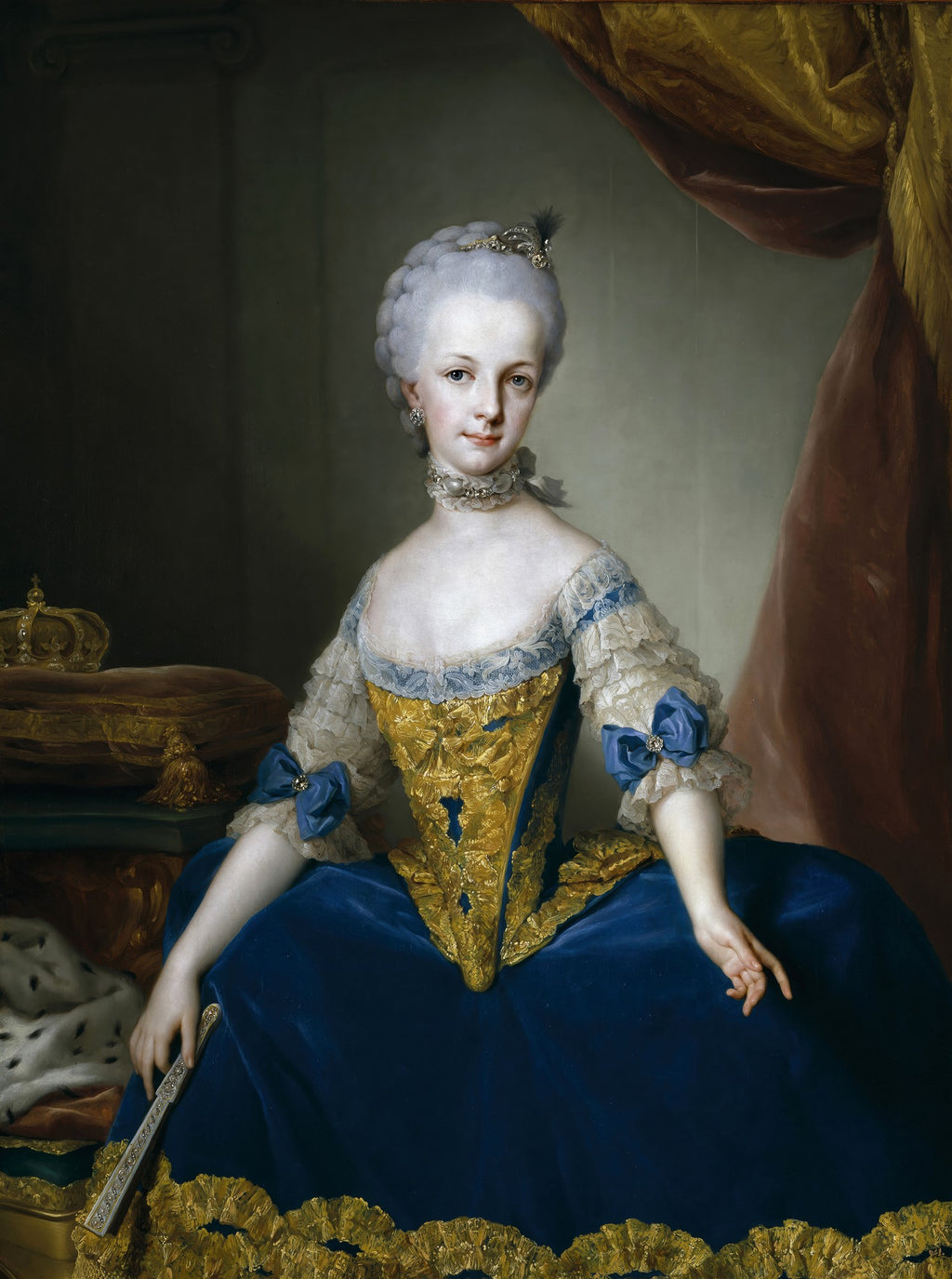 Retrato de Maria Luisa de Parma, obra de Anton Raphael Mengs. Jovem princesa com vestido azul e dourado, peruca branca e joias, sentada com um leque na mão, em pose formal.