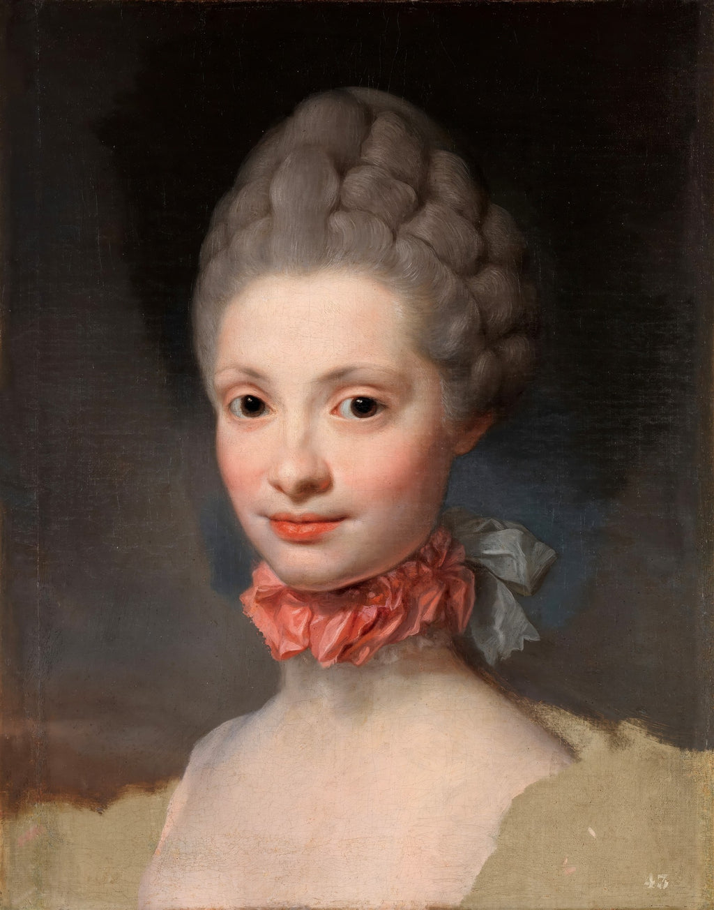 Retrato a óleo de uma jovem mulher com penteado elaborado e adorno rosa no pescoço, de Anton Raphael Mengs