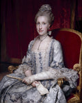 Retrato da Rainha Carlota pintado por Anton Raphael Mengs, mostrando uma mulher sentada em uma poltrona vermelha, vestindo um suntuoso vestido branco e azul com rendas, adornada com joias e uma coroa, em um estilo neoclássico.