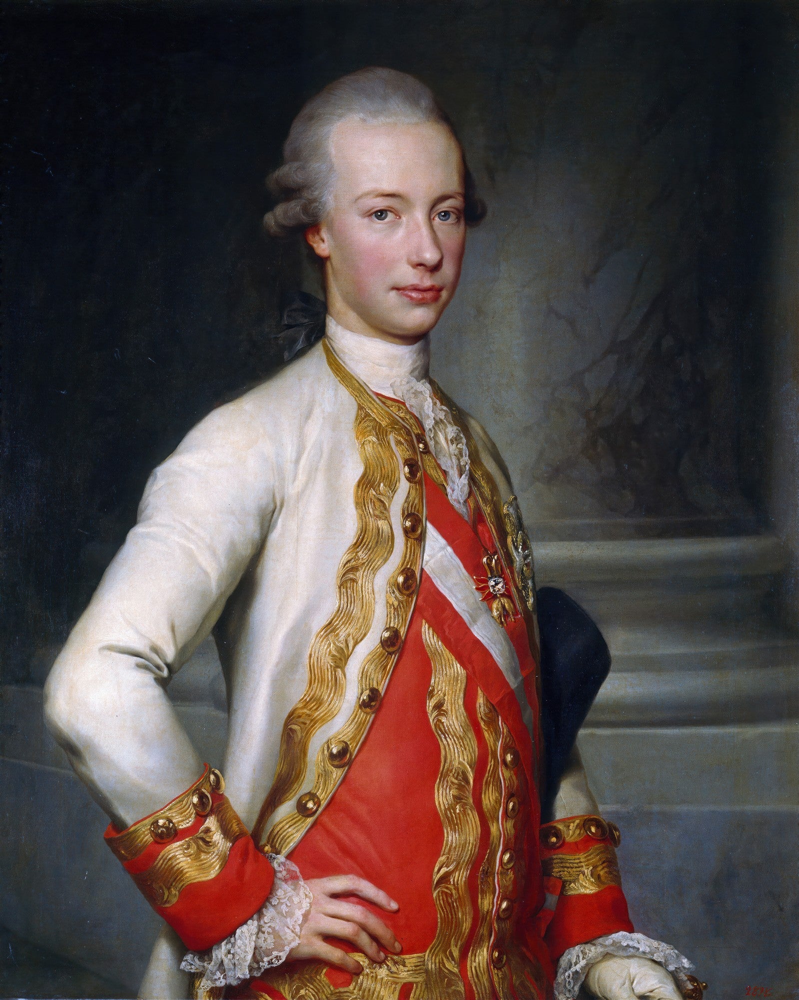 Retrato de um jovem nobre com peruca empoada, casaco branco e vermelho ricamente bordado em dourado, com uma faixa vermelha e medalha no peito, pintado por Anton Raphael Mengs.