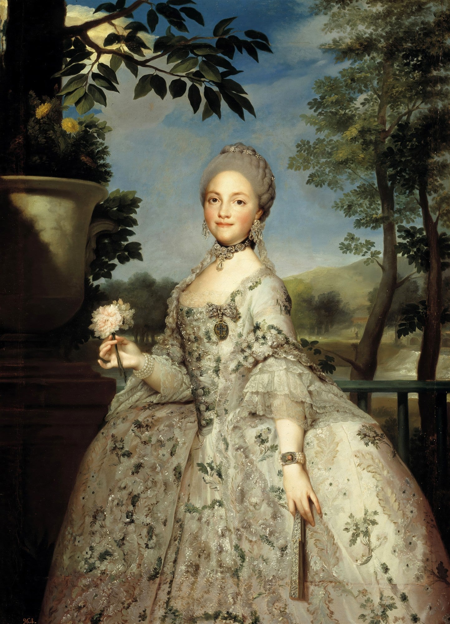 Retrato de uma jovem dama aristocrática com vestido ricamente decorado, segurando uma flor, em um cenário de jardim. Obra de Anton Raphael Mengs.