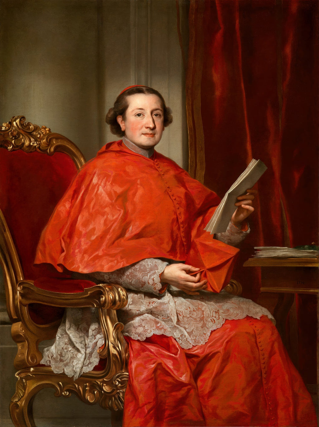 Quadro decorativo com retrato de um cardeal, vestido em trajes vermelhos e renda branca, sentado em uma poltrona dourada e vermelha, segurando papéis, em estilo clássico.