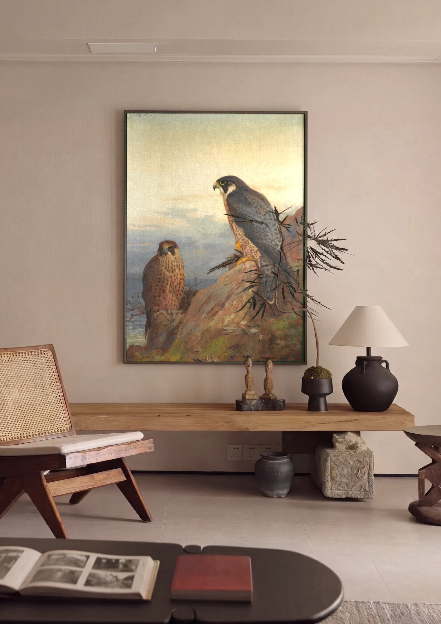 Quadro Decorativo Falcões Peregrinos - Archibald Thorburn em ambiente decorado