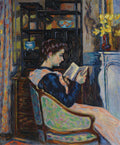 Pintura a óleo de uma mulher lendo um livro, sentada em uma cadeira estofada, com uma estante e flores ao fundo, em estilo impressionista de Armand Guillaumin.