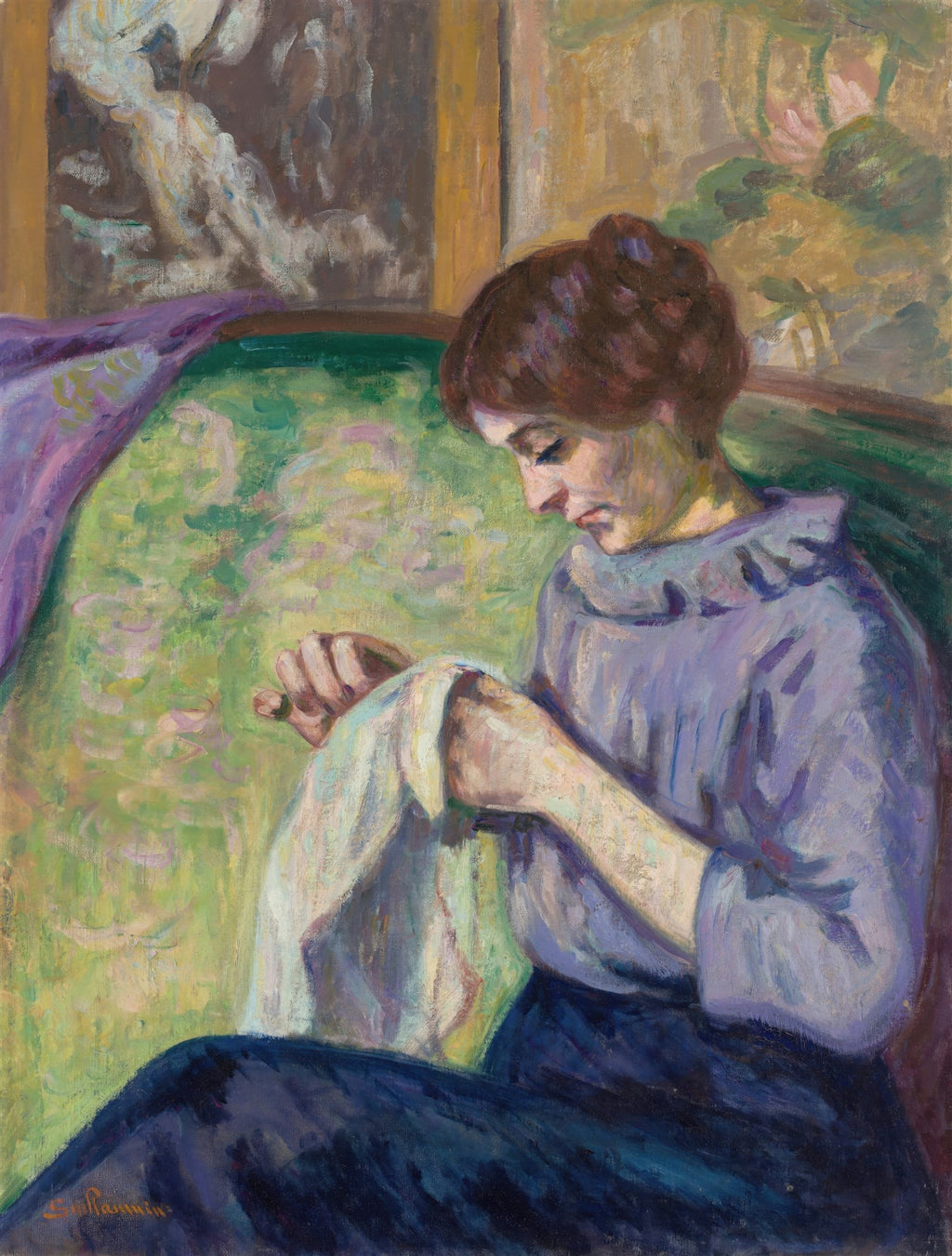 Pintura a óleo de Armand Guillaumin, 'A Costureira', retratando uma mulher jovem de perfil, com cabelos castanhos presos, vestindo blusa lilás e saia azul escura, sentada costurando um tecido branco. O fundo tem tons esverdeados e elementos abstratos.