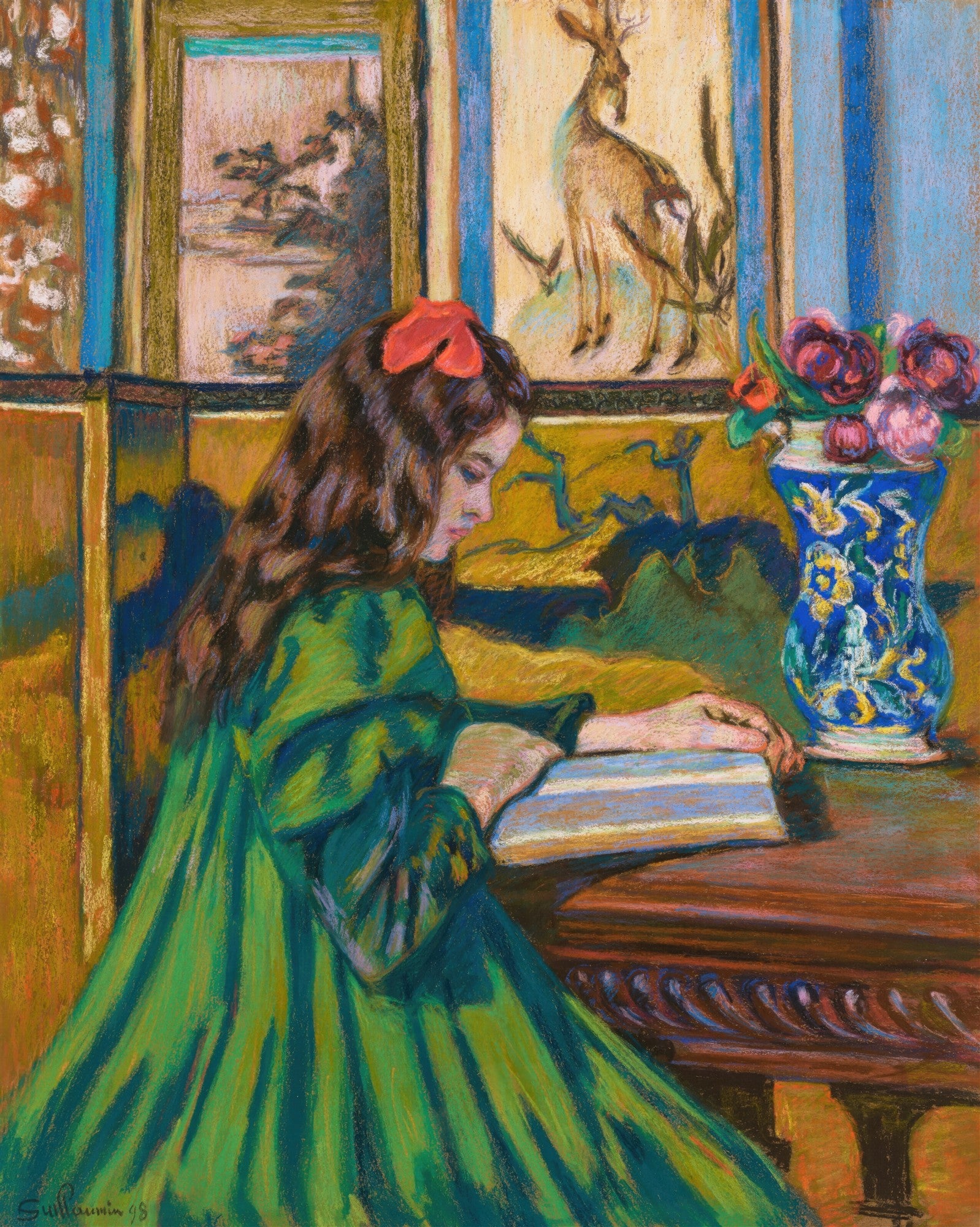 Pintura a pastel de Armand Guillaumin, 'A Leitora', de 1898. Retrata uma jovem de perfil, com cabelos castanhos e laço vermelho, lendo um livro. Ela veste um vestido verde esmeralda. Ao fundo, um vaso de flores e um cervo em painel decorativo.