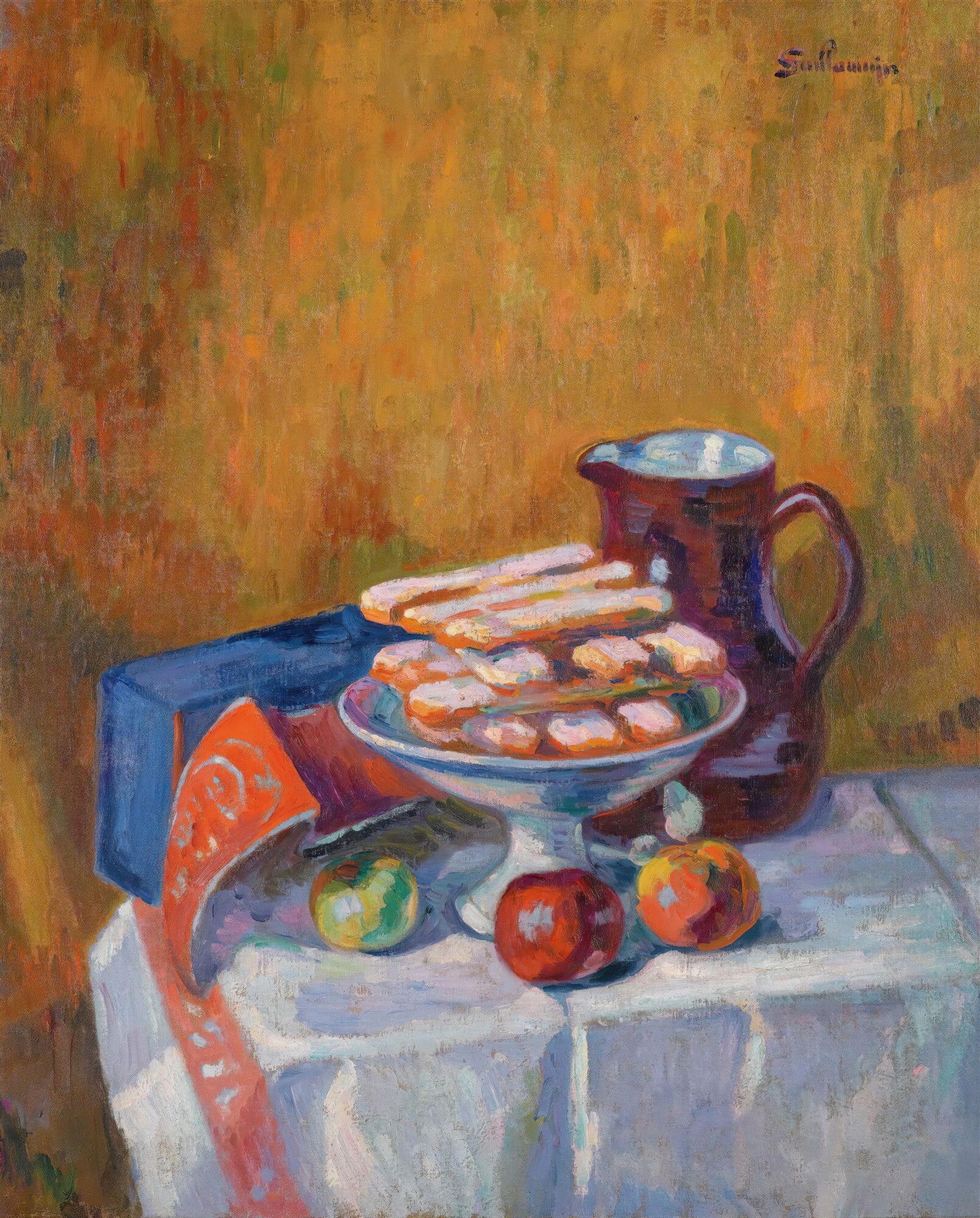 Quadro decorativo natureza-morta de Armand Guillaumin, mostrando um jarro de vinho, uma fruteira com biscoitos e maçãs sobre uma mesa com toalha branca e um tecido azul e laranja, com fundo em tons terrosos.