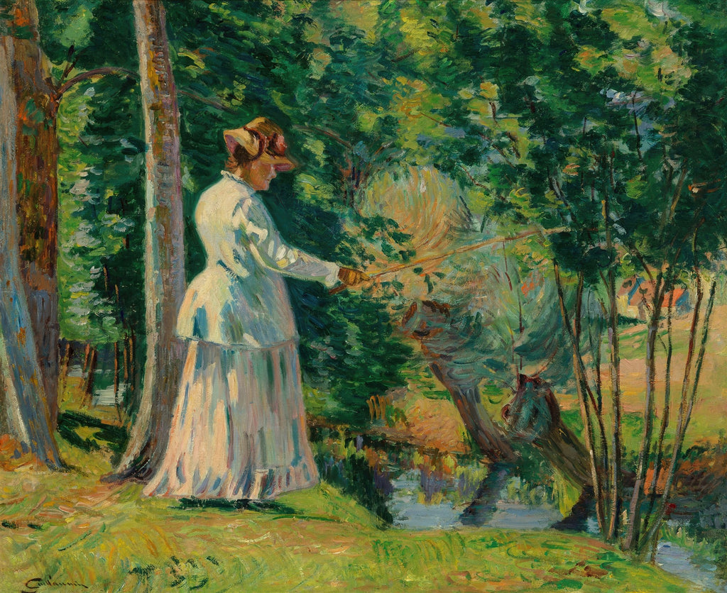Quadro decorativo mostrando uma mulher em vestido claro e chapéu, de perfil, em uma floresta densa com árvores e vegetação verde vibrante, com um riacho ao fundo. A luz do sol filtra pelas folhas, criando um jogo de luz e sombra. Obra de Armand Guillaumin.