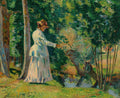 Quadro decorativo mostrando uma mulher em vestido claro e chapéu, de perfil, em uma floresta densa com árvores e vegetação verde vibrante, com um riacho ao fundo. A luz do sol filtra pelas folhas, criando um jogo de luz e sombra. Obra de Armand Guillaumin.