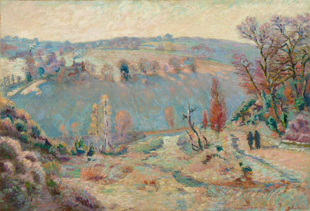 Pintura a óleo de Armand Guillaumin, 'Paysage d'Auvergne, sous la neige', retratando uma paisagem outonal ou invernal com colinas onduladas, árvores desfolhadas e algumas construções distantes. Cores suaves de azul, verde, rosa e marrom.