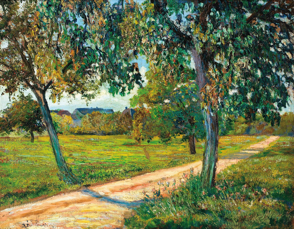 Pintura a óleo vibrante de Armand Guillaumin, estilo impressionista, mostrando um caminho de terra ladeado por árvores frondosas com folhagem verde e amarela, sob um céu azul claro. A luz do sol filtra-se pelas árvores, criando sombras e realçando a grama verde e o caminho claro. Ao fundo, casas discretas em uma paisagem campestre.
