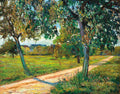 Pintura a óleo vibrante de Armand Guillaumin, estilo impressionista, mostrando um caminho de terra ladeado por árvores frondosas com folhagem verde e amarela, sob um céu azul claro. A luz do sol filtra-se pelas árvores, criando sombras e realçando a grama verde e o caminho claro. Ao fundo, casas discretas em uma paisagem campestre.
