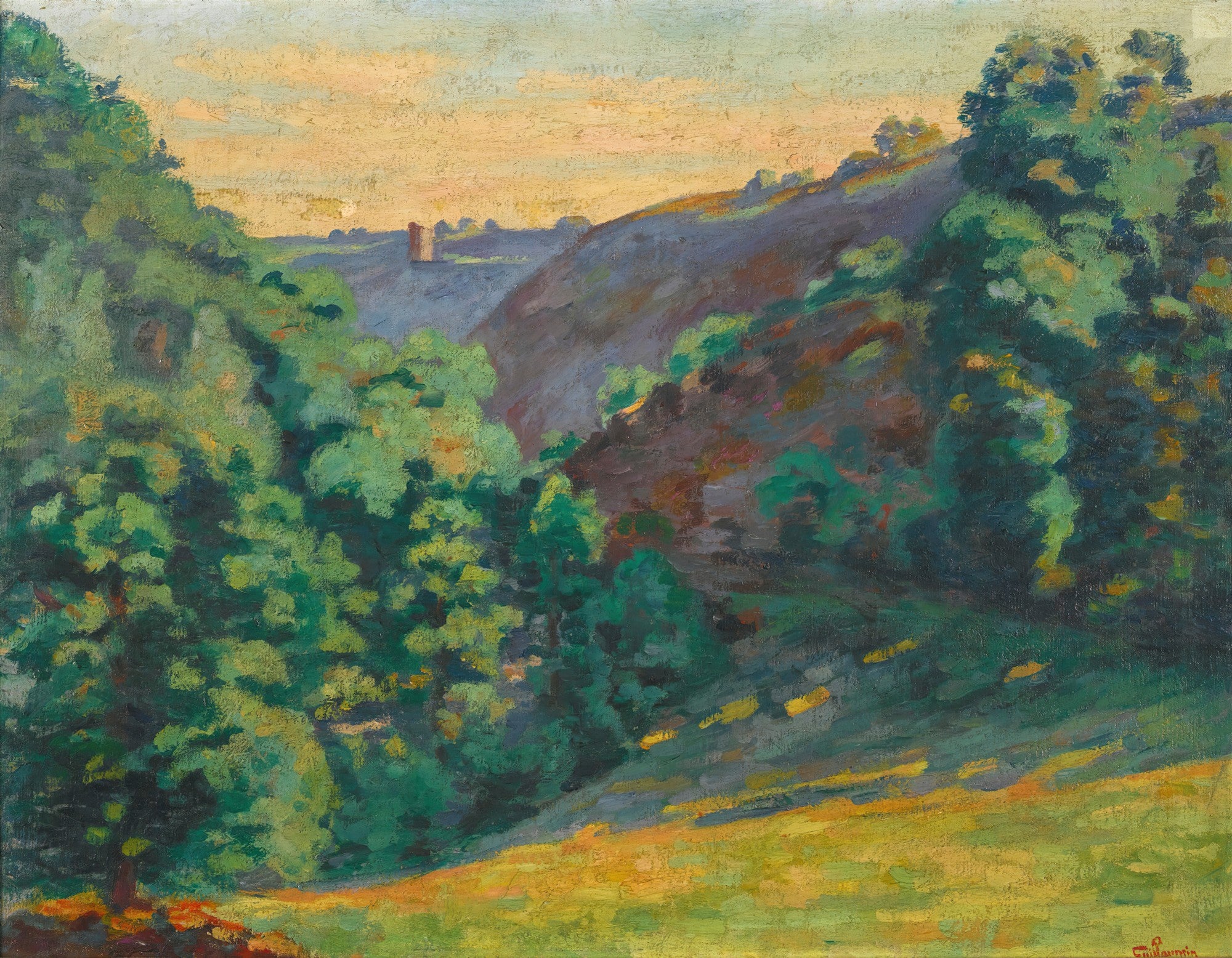 Paisagem exuberante com vale profundo e folhagens verdes em tons escuros e claros, com um céu claro ao fundo, atribuída a Armand Guillaumin.