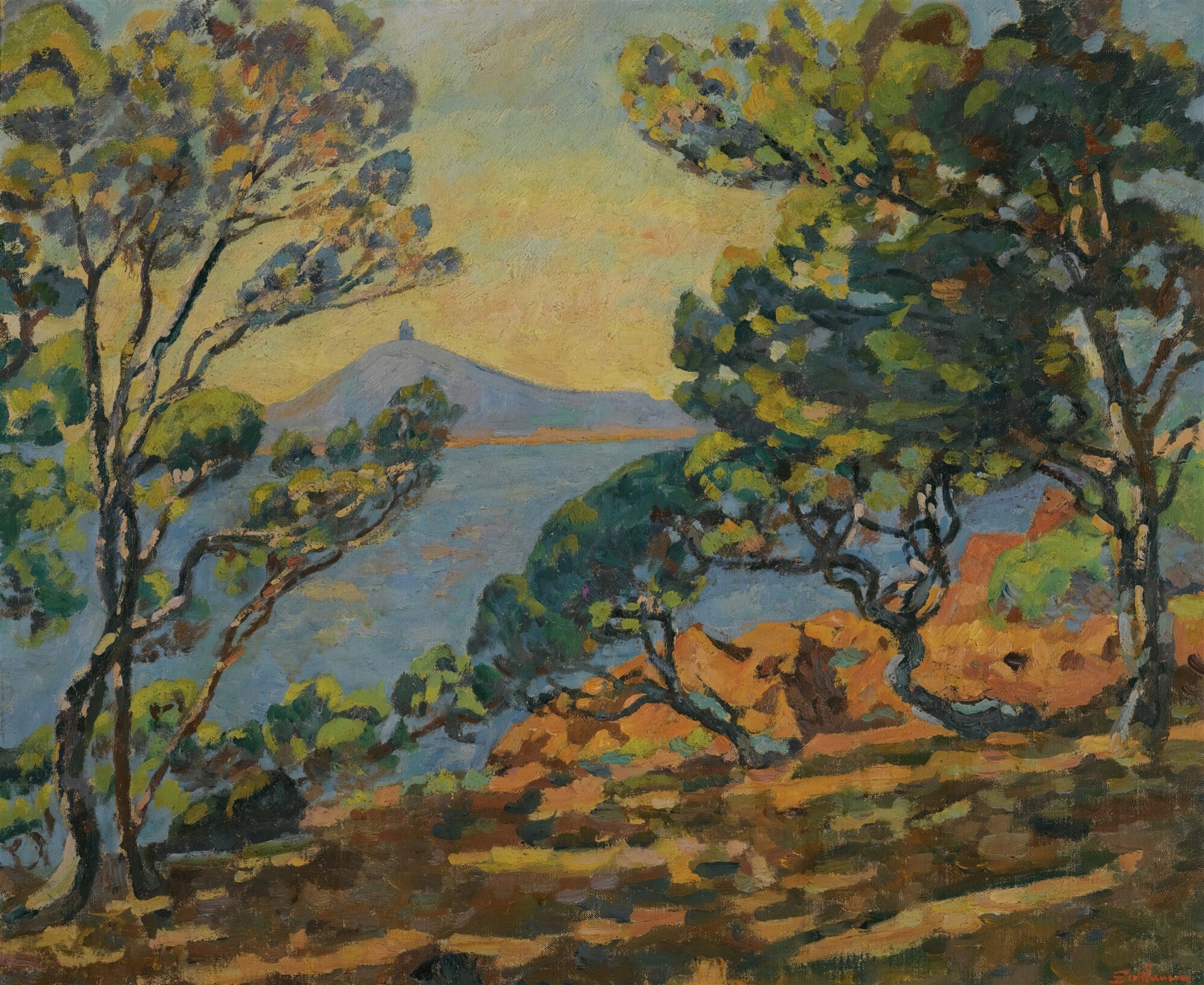 Pintura a óleo de paisagem costeira com árvores em primeiro plano, mar azul e montanha ao fundo, atribuída a Armand Guillaumin.