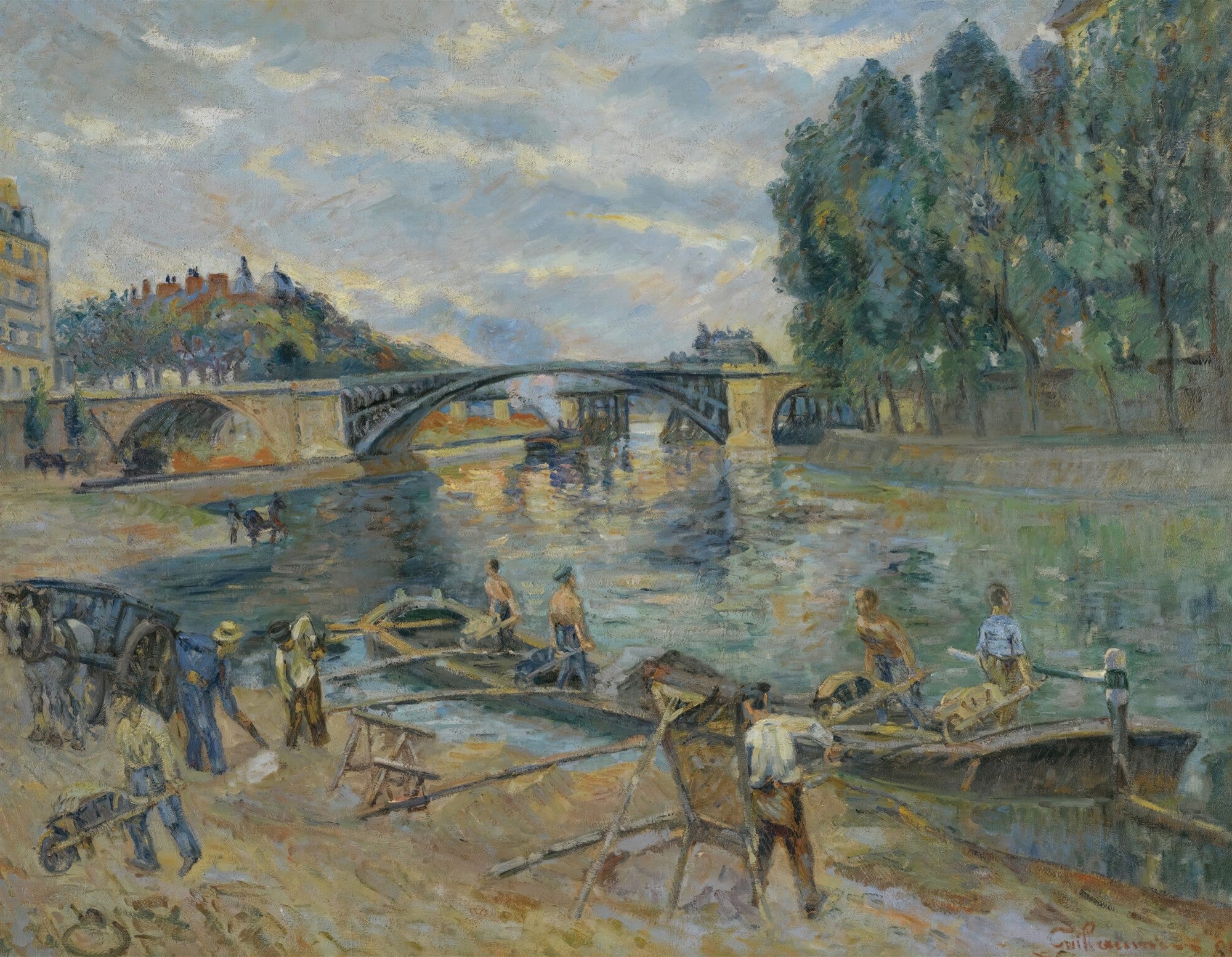 Pintura a óleo de Armand Guillaumin, retratando uma paisagem fluvial com uma ponte de pedra e ferro ao fundo, céu com nuvens, e na margem, homens trabalhando próximos a barcos e carroças. A luz do sol reflete na água, criando um jogo de cores e texturas. Assinatura do artista no canto inferior direito.