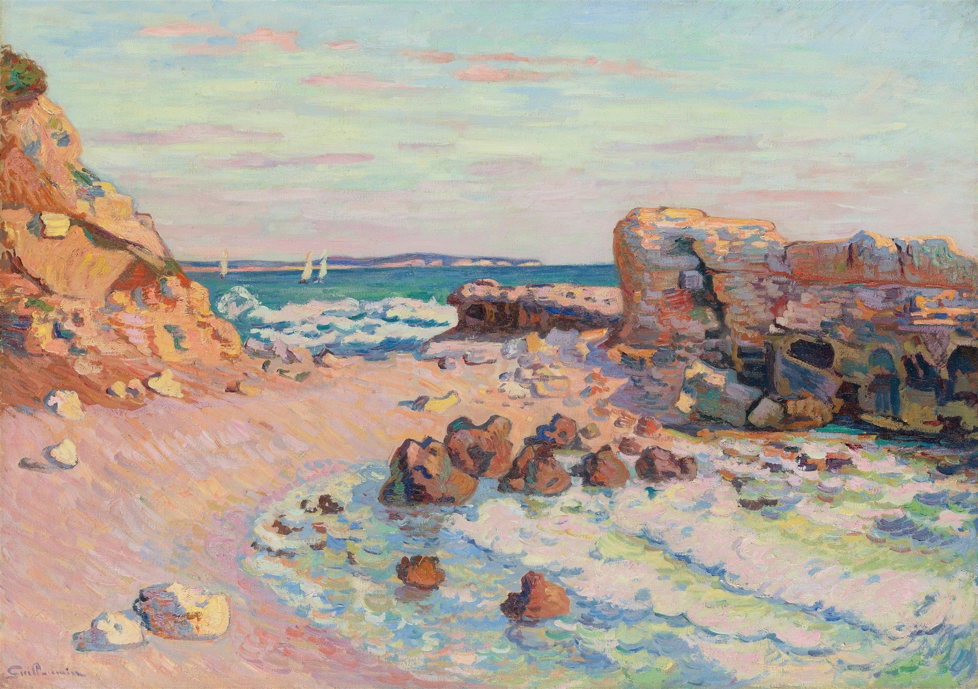 Pintura a óleo de Armand Guillaumin retratando uma praia rochosa com ondas batendo na areia e formações rochosas imponentes sob um céu claro com nuvens esparsas. Ao fundo, o mar azul e barcos a vela.