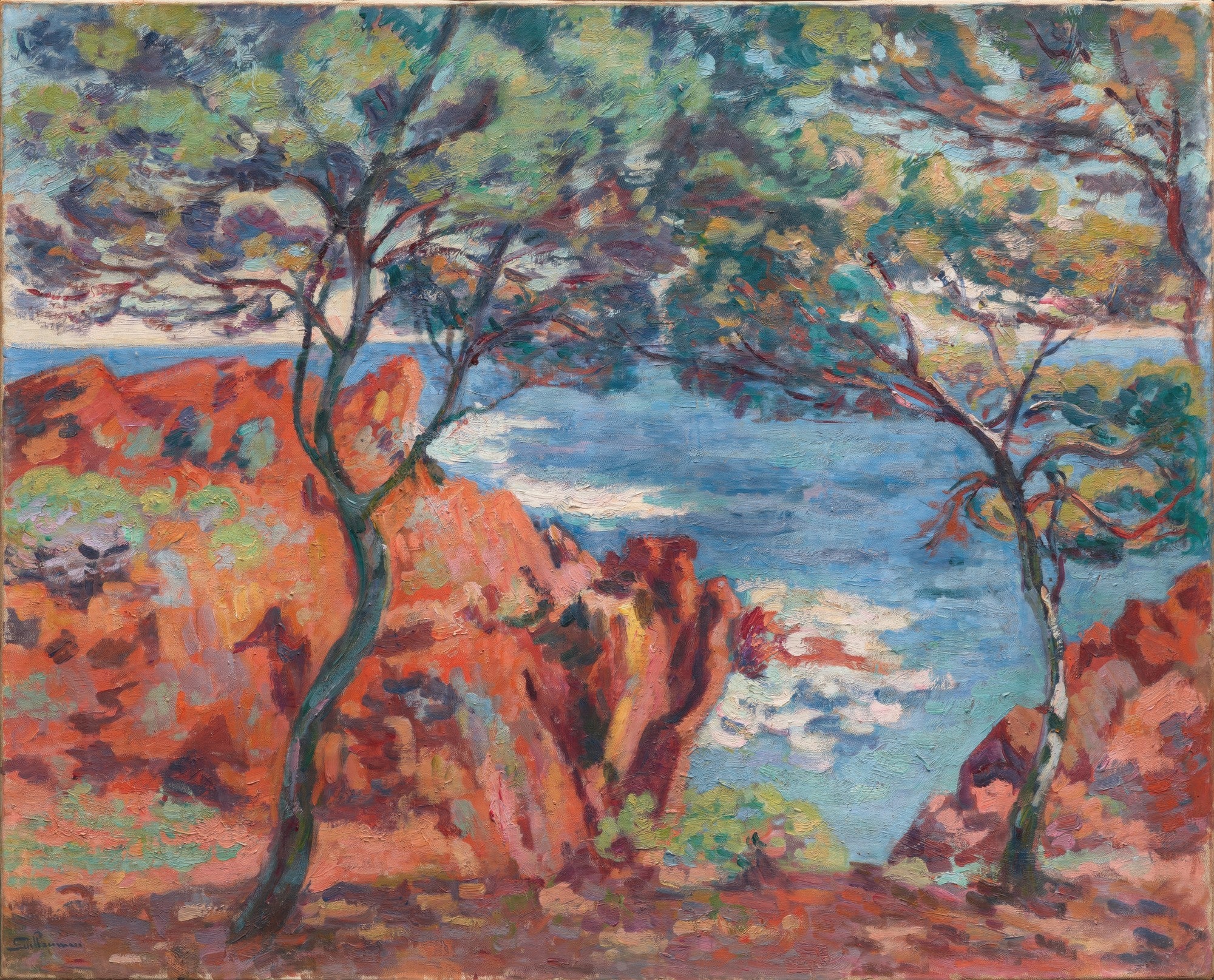 Quadro decorativo mostrando uma paisagem costeira com rochas avermelhadas e árvores verdes em primeiro plano, com o mar azul e claro ao fundo, estilo impressionista, de Armand Guillaumin.