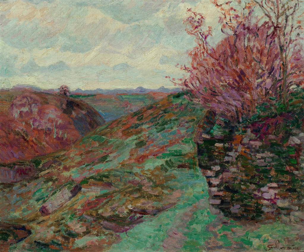 Paisagem pintada por Armand Guillaumin com colinas em tons terrosos, vegetação vibrante em verde e um arbusto com flores ou folhagem avermelhada no primeiro plano, sob um céu nublado.