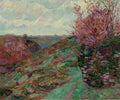 Paisagem pintada por Armand Guillaumin com colinas em tons terrosos, vegetação vibrante em verde e um arbusto com flores ou folhagem avermelhada no primeiro plano, sob um céu nublado.