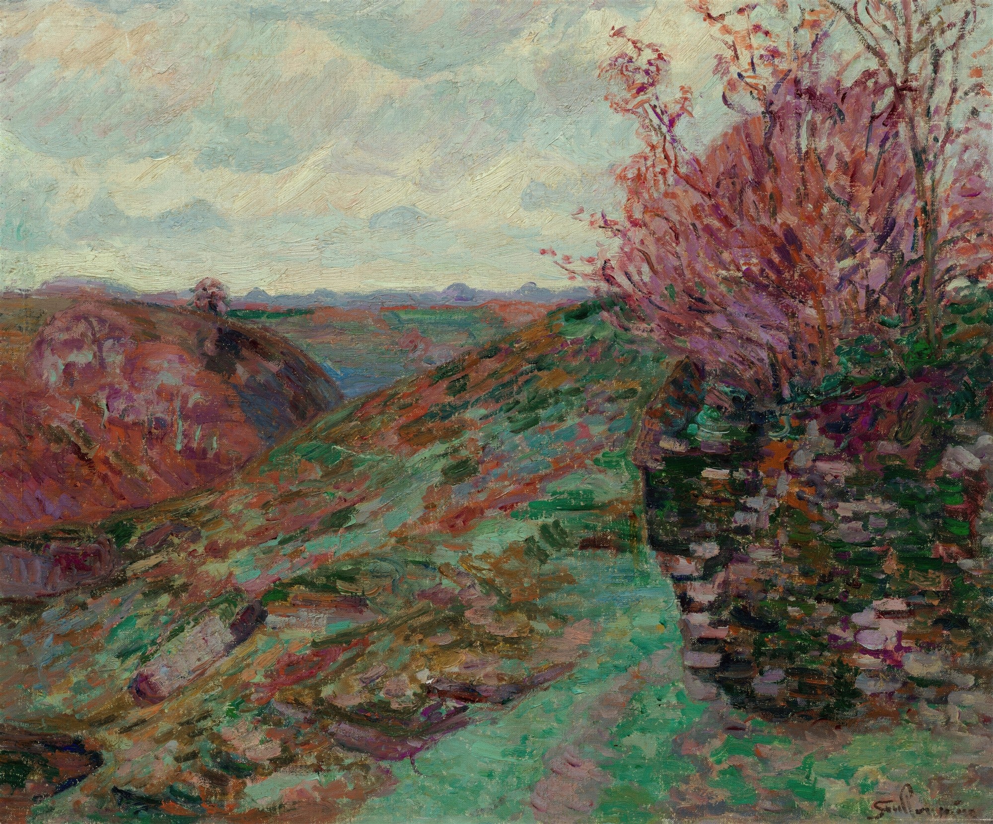 Paisagem pintada por Armand Guillaumin com colinas em tons terrosos, vegetação vibrante em verde e um arbusto com flores ou folhagem avermelhada no primeiro plano, sob um céu nublado.