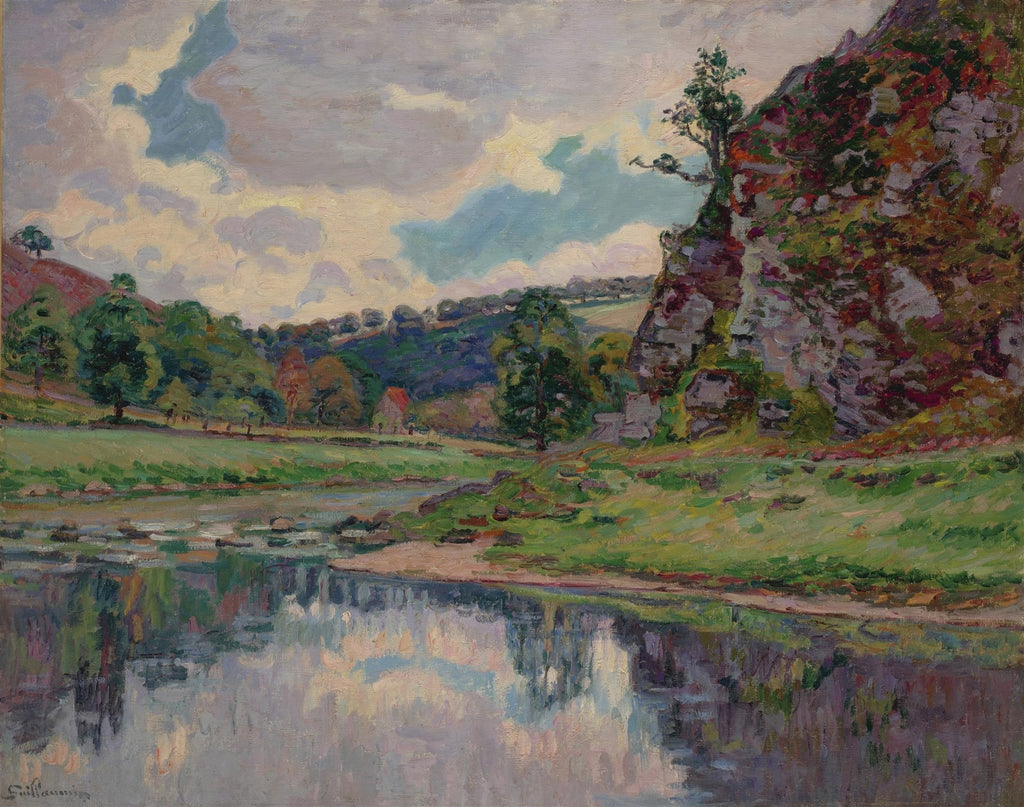 Pintura a óleo de Armand Guillaumin retratando uma paisagem com um rio refletindo o céu nublado, colinas verdes e uma falésia rochosa à direita.