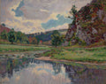 Pintura a óleo de Armand Guillaumin retratando uma paisagem com um rio refletindo o céu nublado, colinas verdes e uma falésia rochosa à direita.