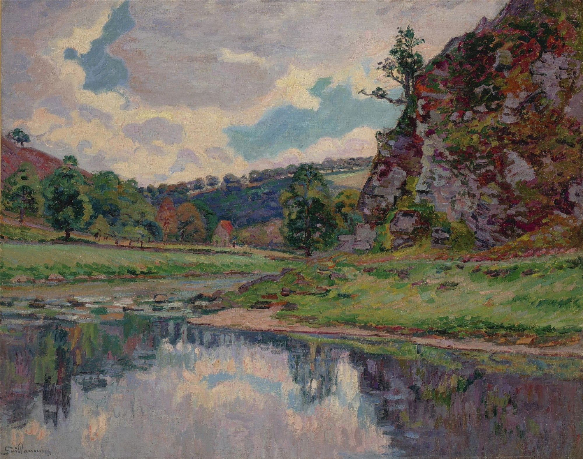 Pintura a óleo de Armand Guillaumin retratando uma paisagem com um rio refletindo o céu nublado, colinas verdes e uma falésia rochosa à direita.