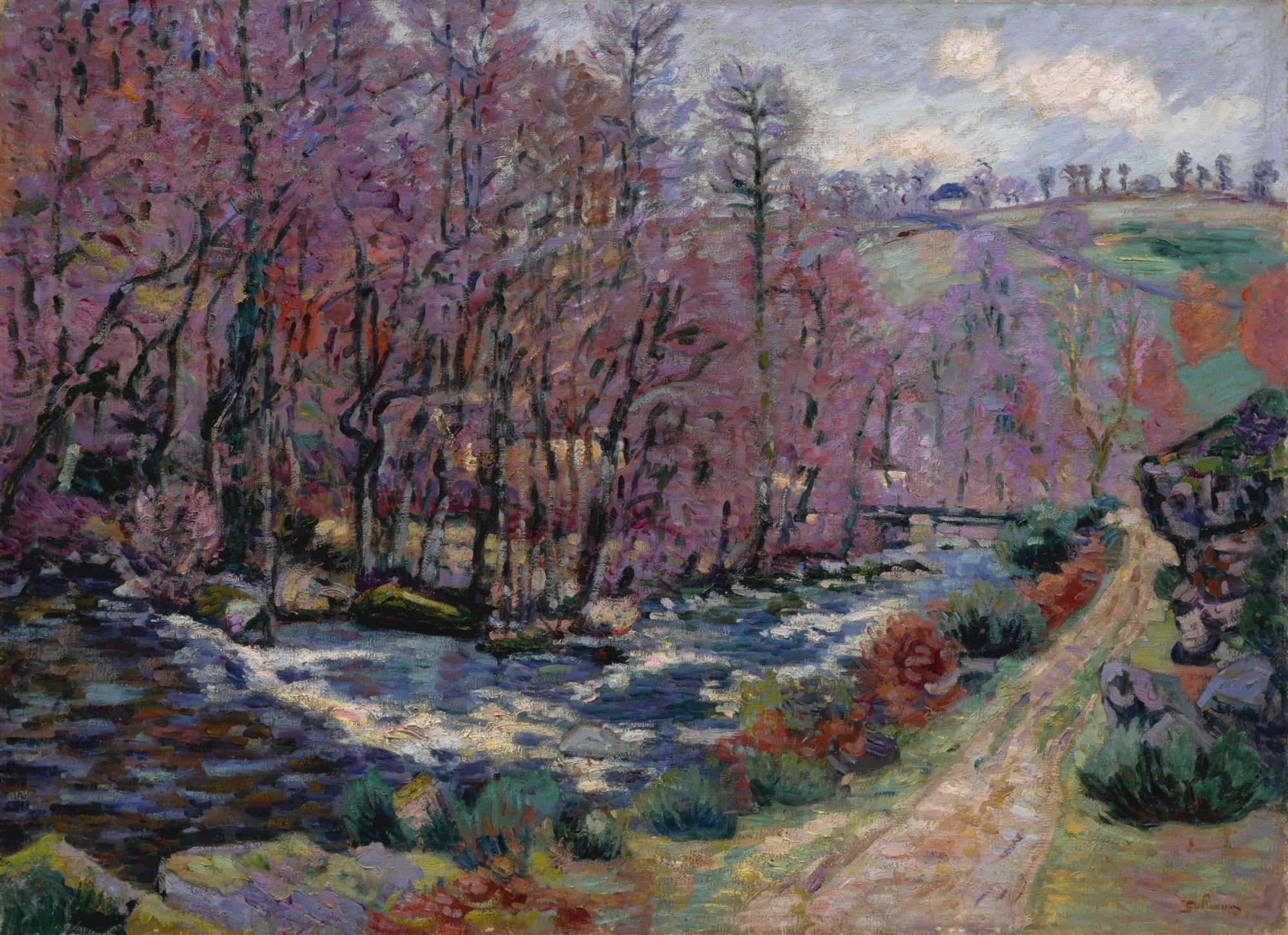 Quadro decorativo mostrando uma paisagem pintada por Armand Guillaumin com um rio correndo no centro, cercado por árvores com folhagem predominantemente roxa e rosa, e um caminho de terra à direita. Céu claro e colinas ao fundo.