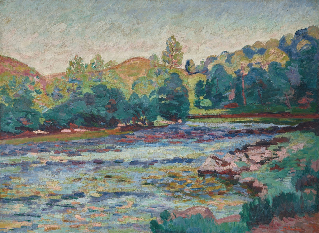 Quadro decorativo paisagem com rio e colinas, estilo impressionista, atribuído a Armand Guillaumin. Cores vibrantes de verde, azul, marrom e rosa. O rio apresenta pinceladas soltas e reflexos.