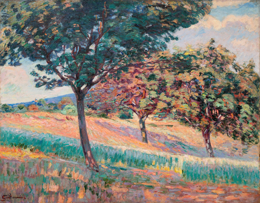 Pintura a óleo de Armand Guillaumin, mostrando uma paisagem ensolarada com três árvores altas em um campo verde e alaranjado, com um céu azul claro e nuvens. A luz do sol incide sobre a grama e as folhas das árvores, criando sombras e realces coloridos.