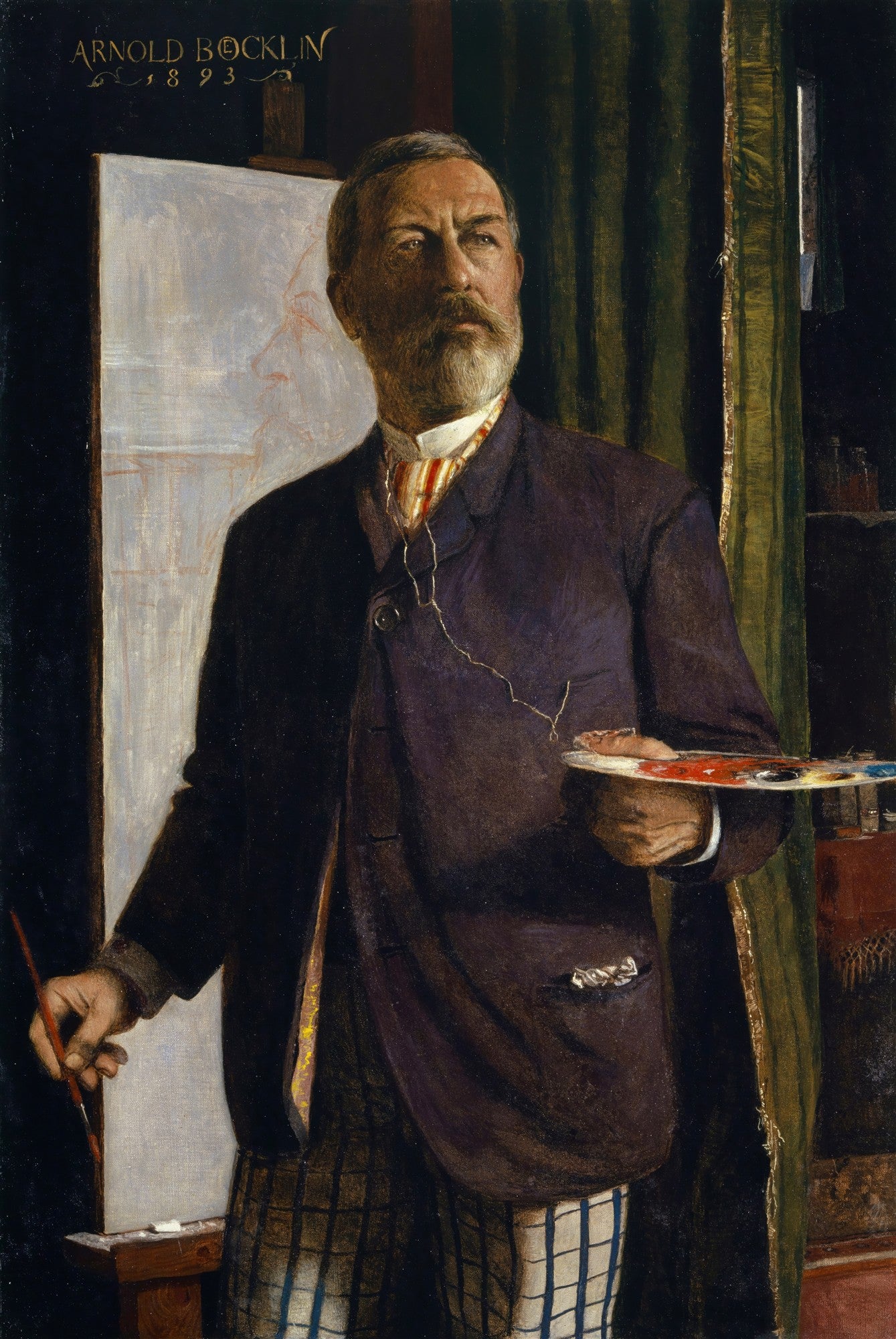 Autorretrato do pintor suíço Arnold Böcklin, um homem barbudo de meia-idade segurando um pincel e uma paleta em seu ateliê, com um cavalete ao fundo. A obra é de 1893, com tons escuros e iluminação dramática.