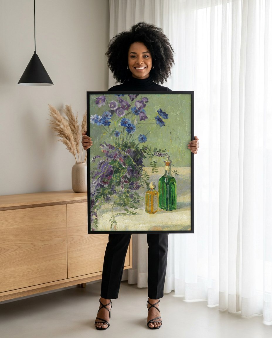 Quadro Decorativo Cesto de Flores e Garrafas - Gerda Wegener com modelo em ambiente