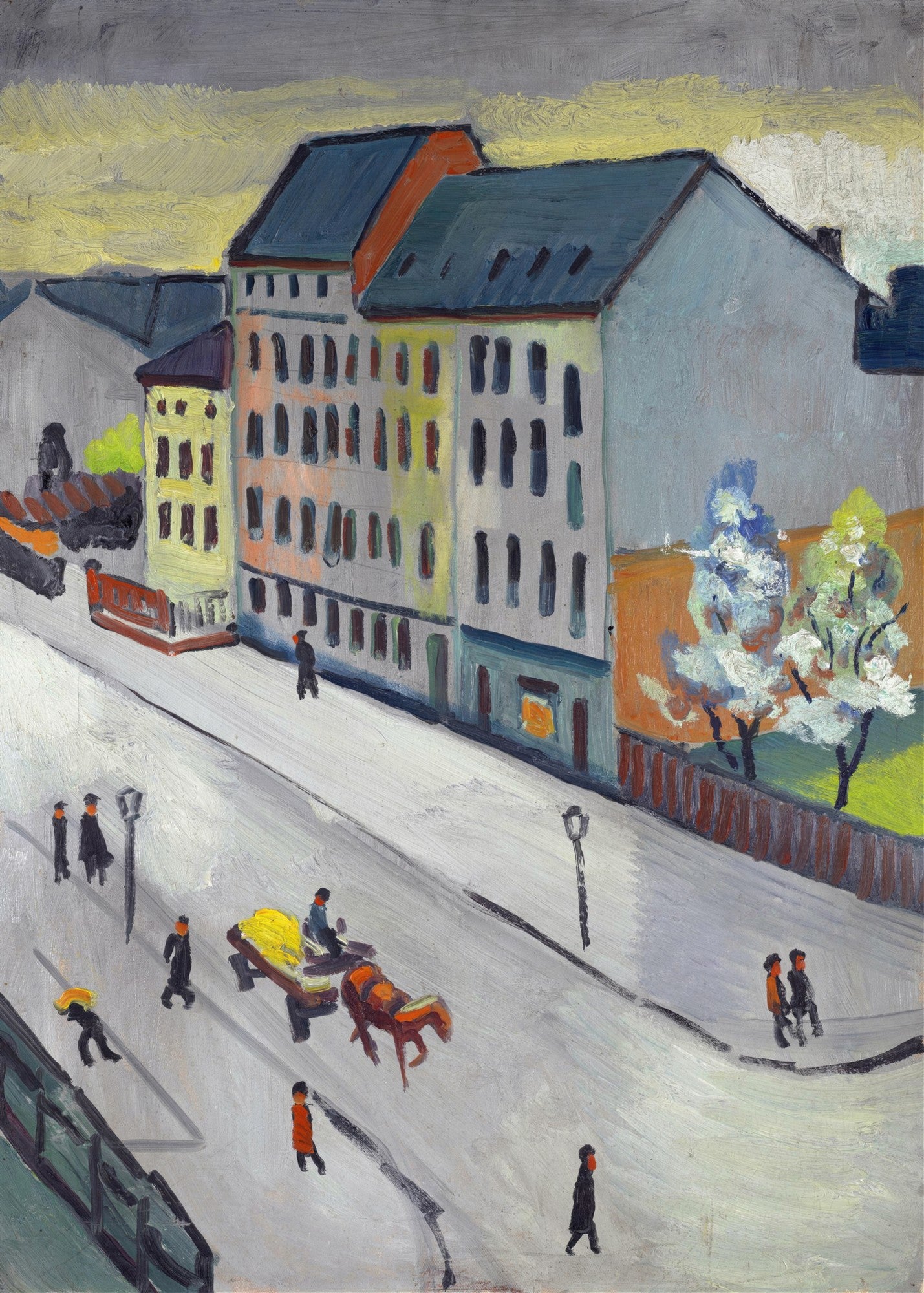Pintura a óleo de August Macke, 'Strasse mit Passanten', mostrando uma rua urbana movimentada com edifícios coloridos, pessoas e uma carroça. Predominam tons de cinza, azul, amarelo e laranja.